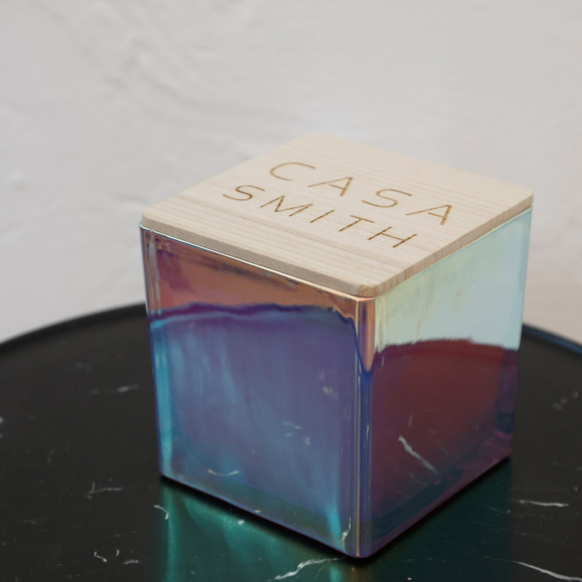 Iridescent candle with a wooden lid engraved CASA Smith